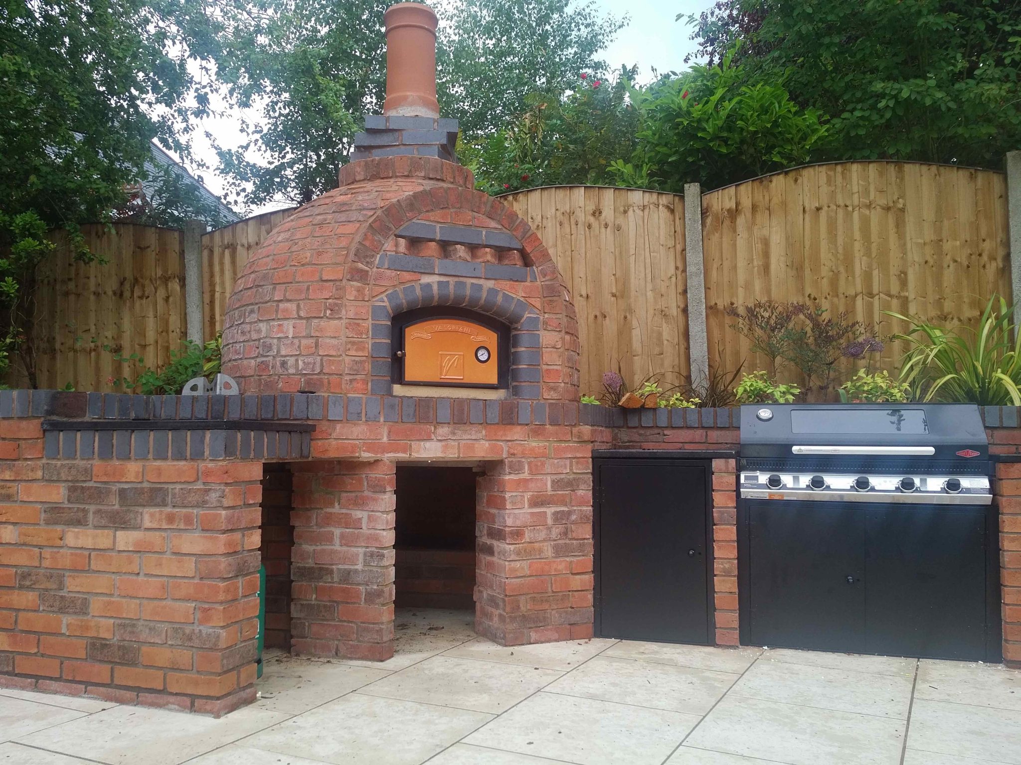 8 Reasons to Include a Wood-Fired Oven in an Outdoor Kitchen - Orchards ...